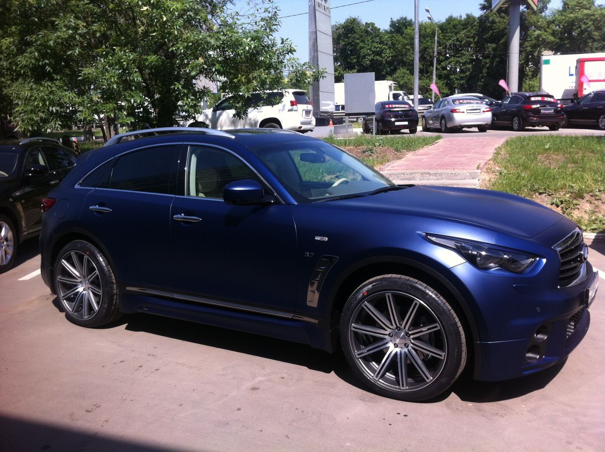 Infiniti QX70 в обвесе FERZ и прозрачной матовой пленке Arlon